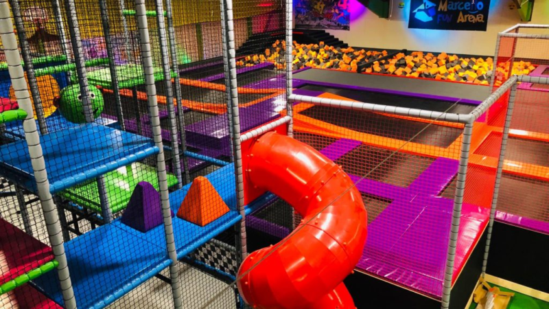 Kindergeburtstag feiern: Indoorspielplatz als Spielparadies