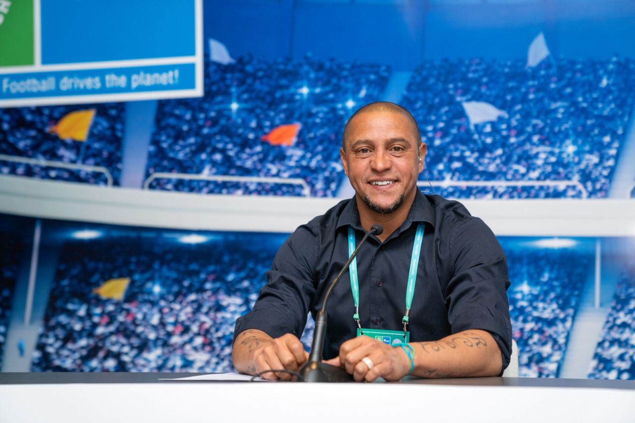 Brasilianischer Fußballstar Roberto Carlos wird globaler „Fußball für Freundschaft“-Botschafter