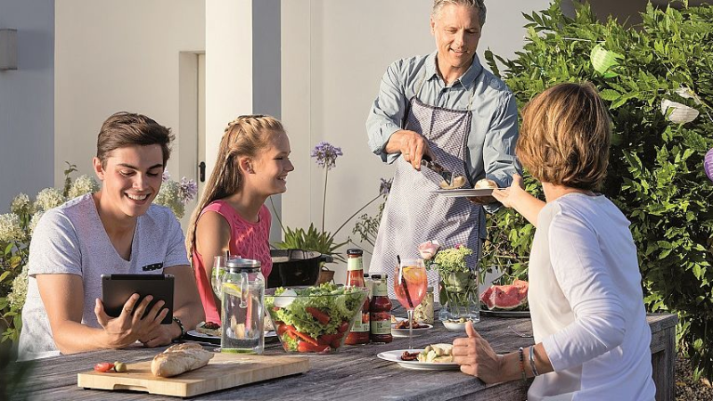 Herbstgrillen: Sie verlängern die Grillsaison und devolo das WLAN!