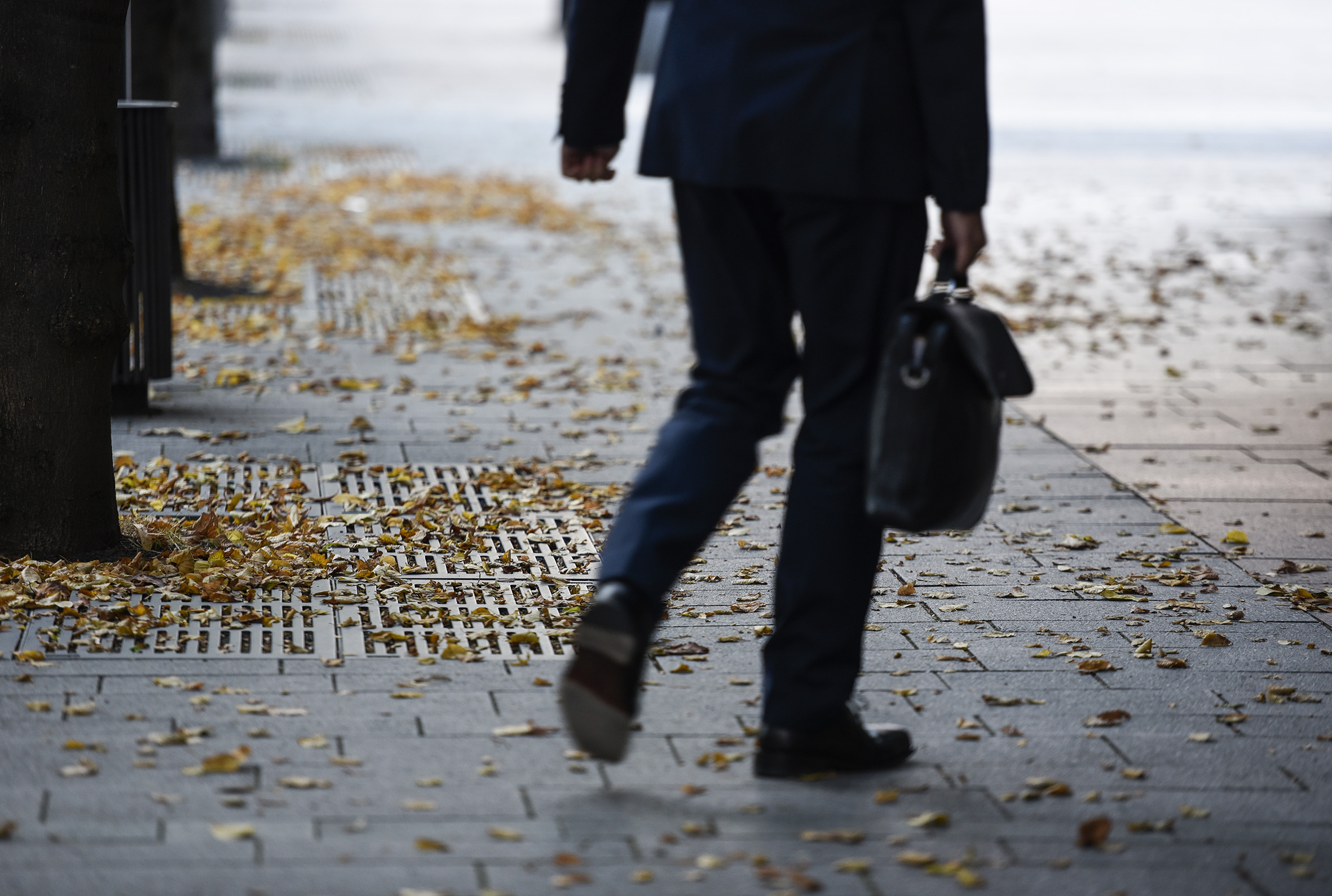 Herbstlaub: Wer muss Bürgersteig freihalten?