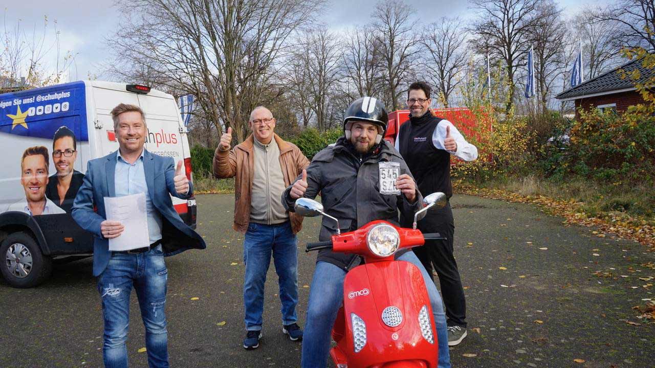 schuhplus-Gewinnspiel: Lena Wodtke aus Hilkenbrook, Dennis Kölln aus Bad Bramstedt und Nadine Eichinger aus Bremen gewinnen E-Roller