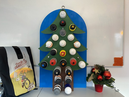 DIY: Ein neuer Adventskalender aus alten Trinkflaschen zum Selbermachen