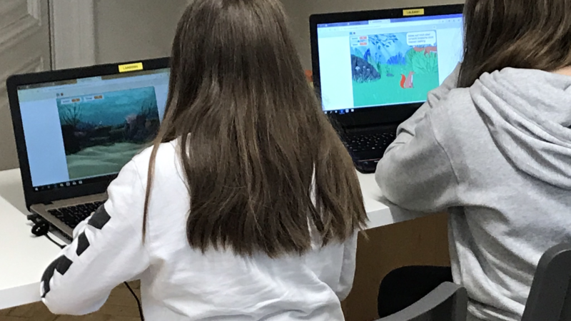 Fröhlicher Programmierspaß in Online-Camps von RoboManiac