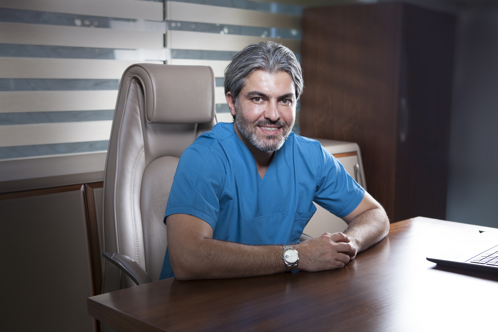 Dr. Serkan Aygin feiert 25 Jahre Haartransplantationen in Istanbul