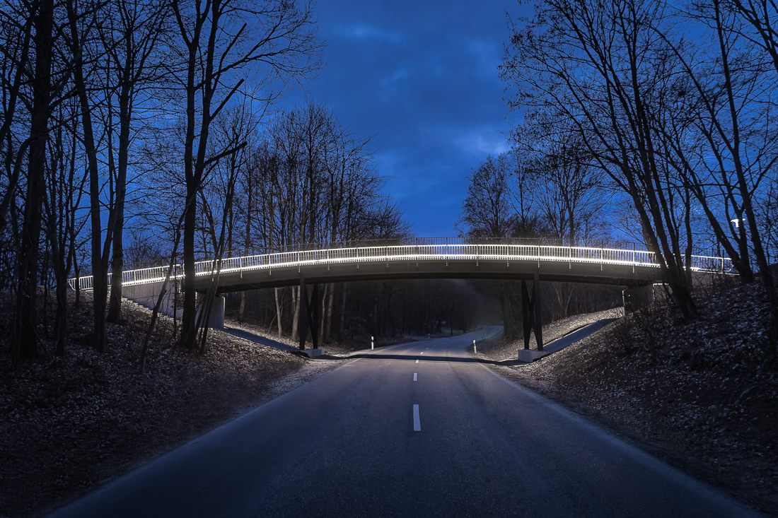 Bayern setzt auf Sicherheit bei Brückenbeleuchtungen durch LED-Handlauf.   Bedeutend mehr Licht für Fußgänger und Radfahrer.