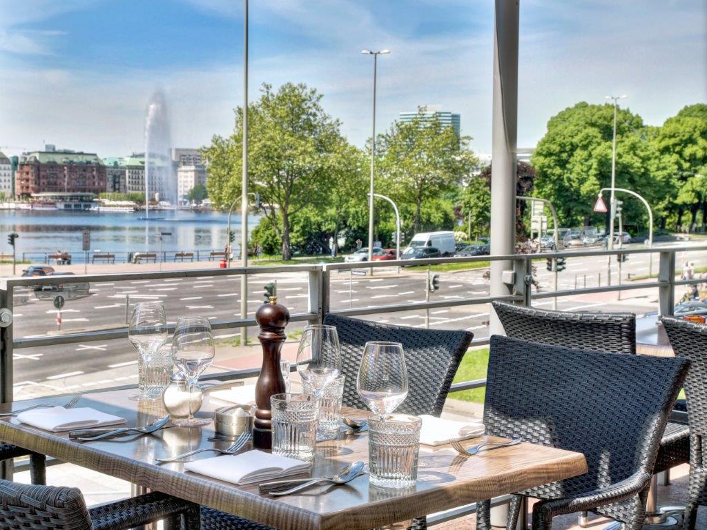 Diese Werkstoffe machen Terrassenmöbel wetterfest!