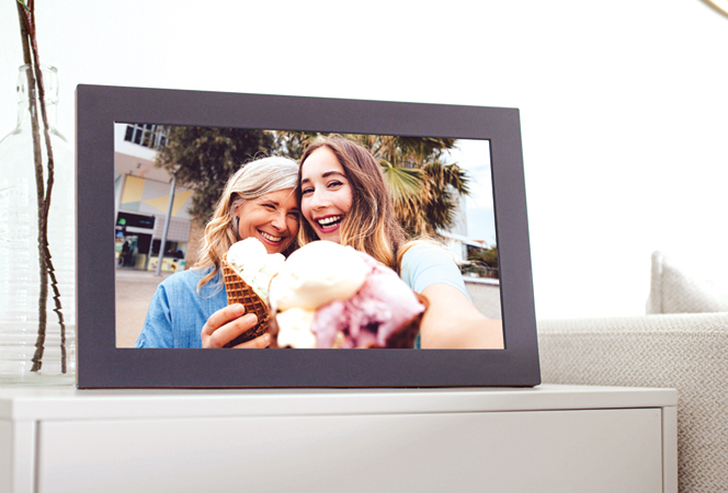 Erinnerungen schenken zum Muttertag – mit dem Meural WiFi Photo Frame von NETGEAR®