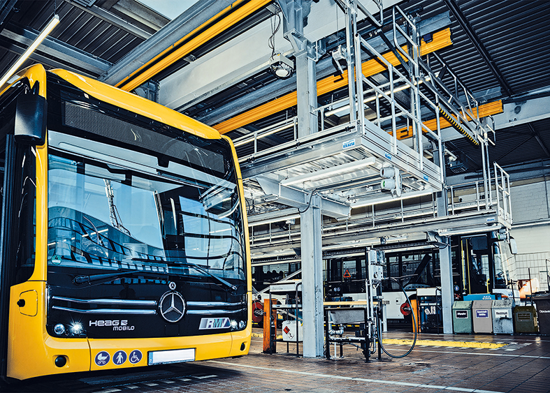 Zwei beidseitige stationäre Dacharbeitsstände inklusive Krananlage…