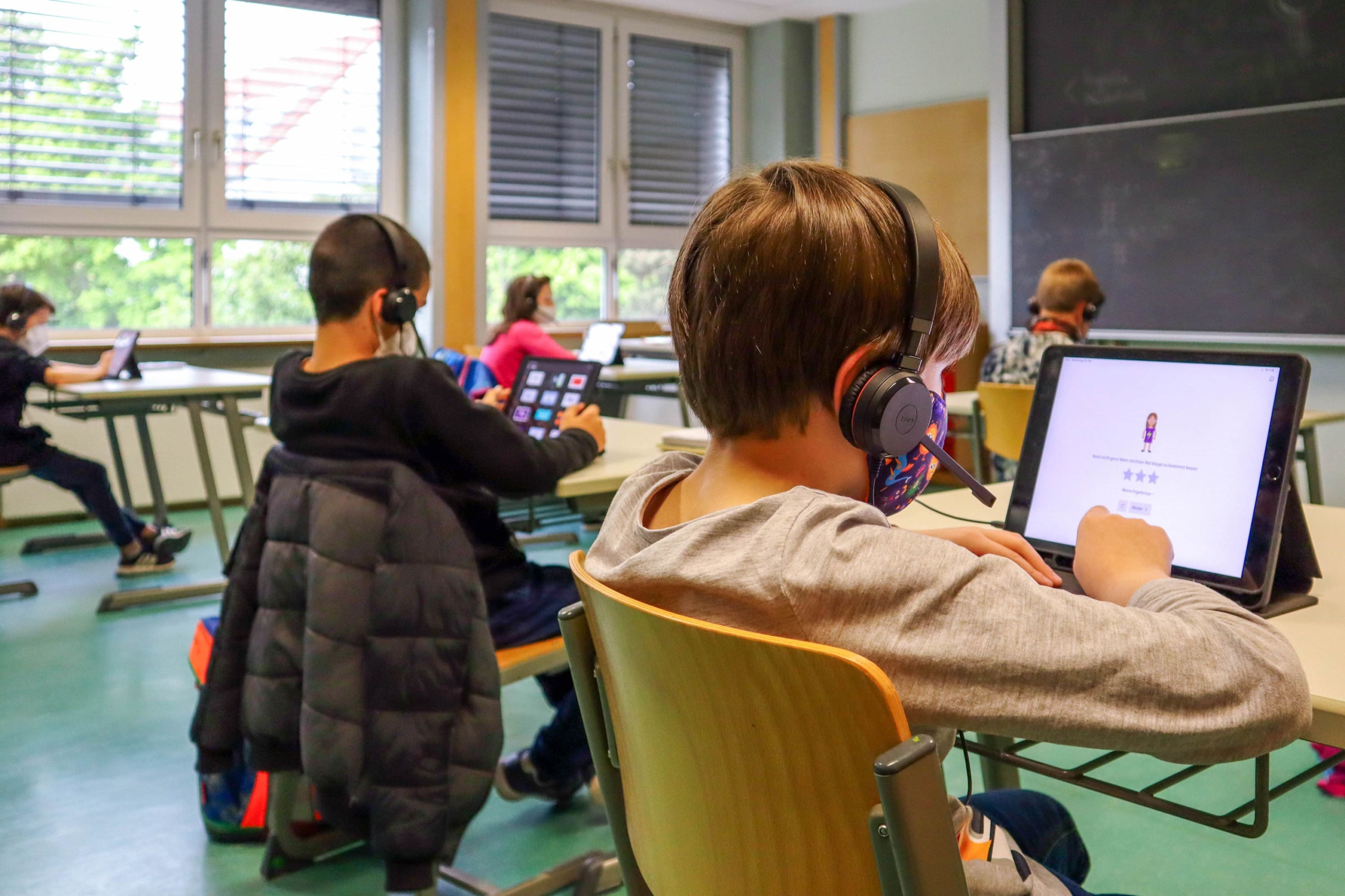 SWAN spendet Headsets an die Jakob-Wassermann-Schule