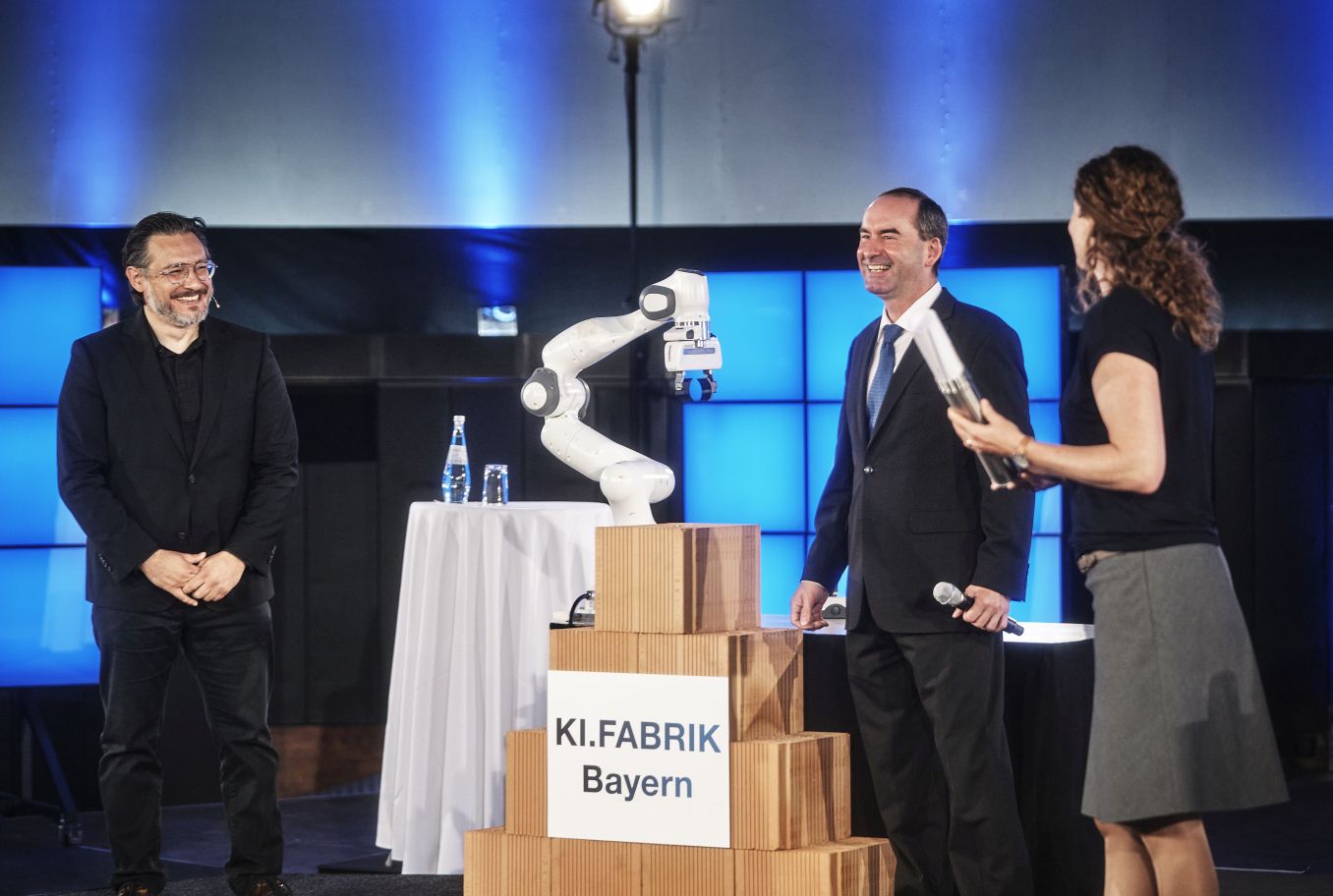 Startschuss für die erste bayerische KI.Fabrik