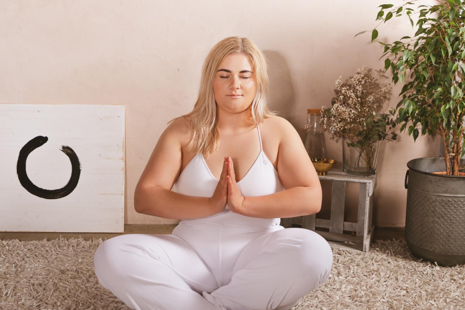 Yoga für Curvys: Jetzt lernen mit dem kostenlosen Yoga-Ratgeber