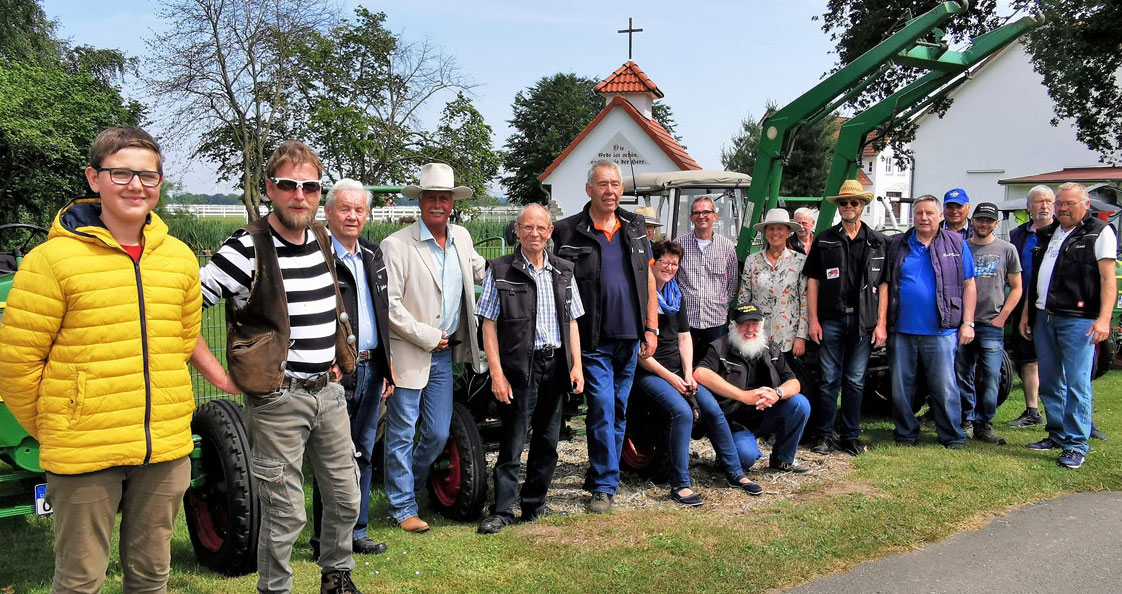 Im Trecker-Konvoi auf die Ballermann Ranch