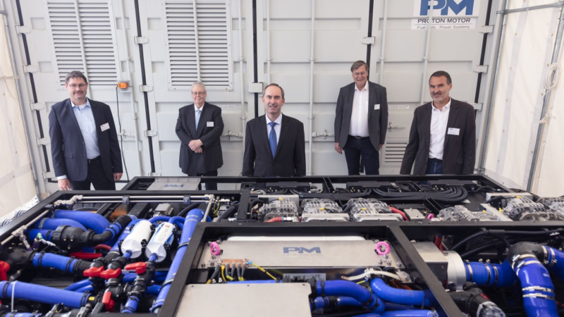 Bavarian Minister of Economic Affairs Aiwanger visited Proton Motor: Presentation of new fuel cell drive system for rail innovation