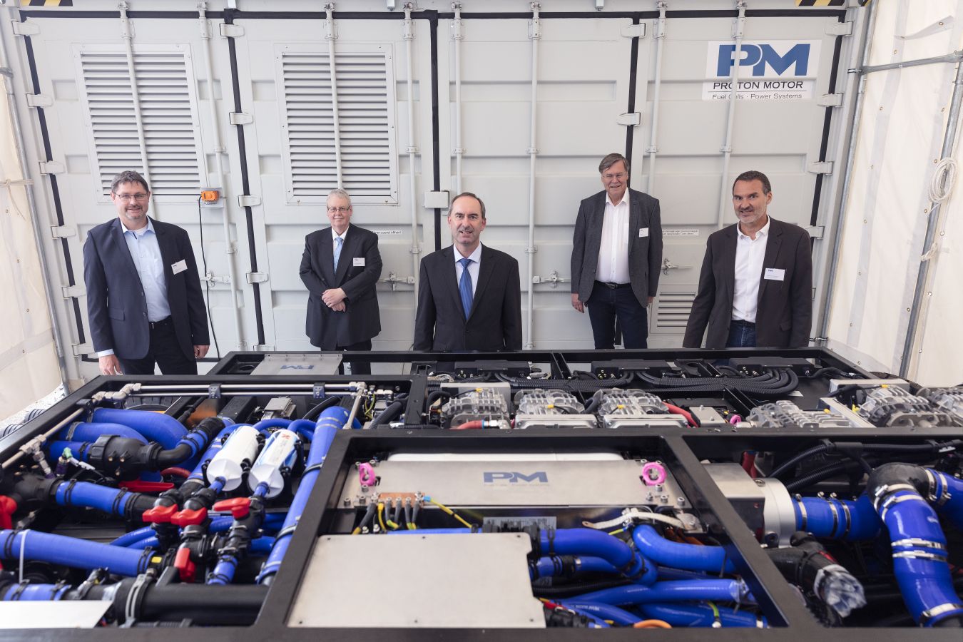 Bavarian Minister of Economic Affairs Aiwanger visited Proton Motor: Presentation of new fuel cell drive system for rail innovation