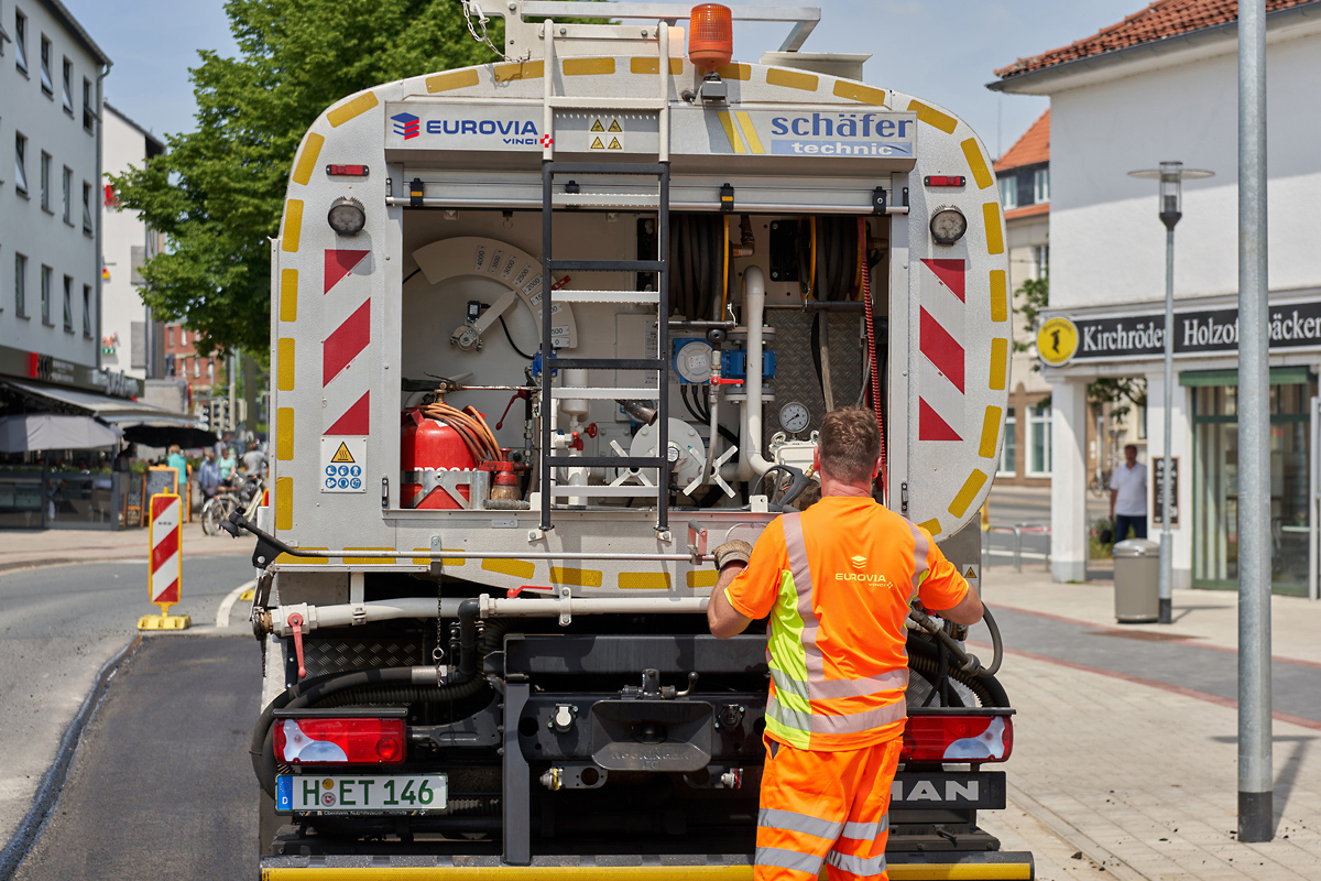 Neue Bitumenspritzmaschine geht bei EUROVIA Hannover in den Einsatz