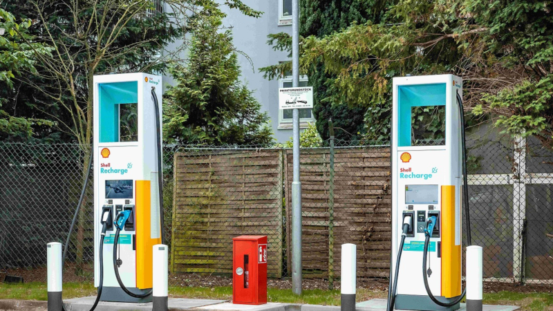 ADLER Smart Solutions installiert 100 weitere Schnellladelösungen auf Shell Tankstellen