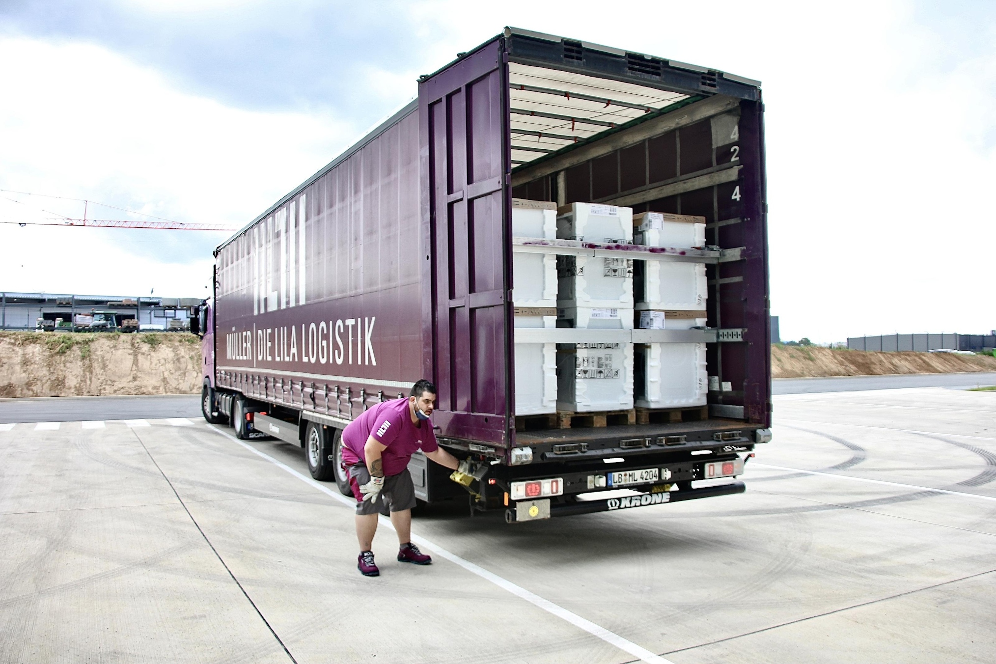 Hans Fischer Logistics und Müller – Die lila Logistik übernehmen Transporte für Spendenaktion von Bauknecht nach Hochwasserkatastrophe