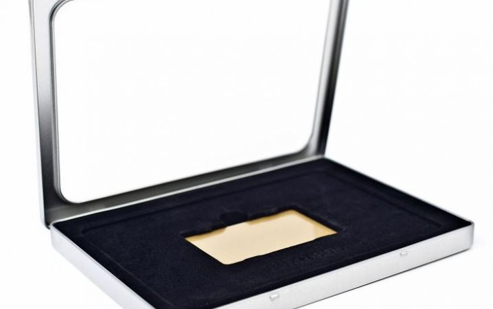 Kronenberg24 stellt vor: Hochwertige A5 Geschenkdose aus Metall mit Fenster und samtiger Einlage für Gutscheine im Visitenkartenformat