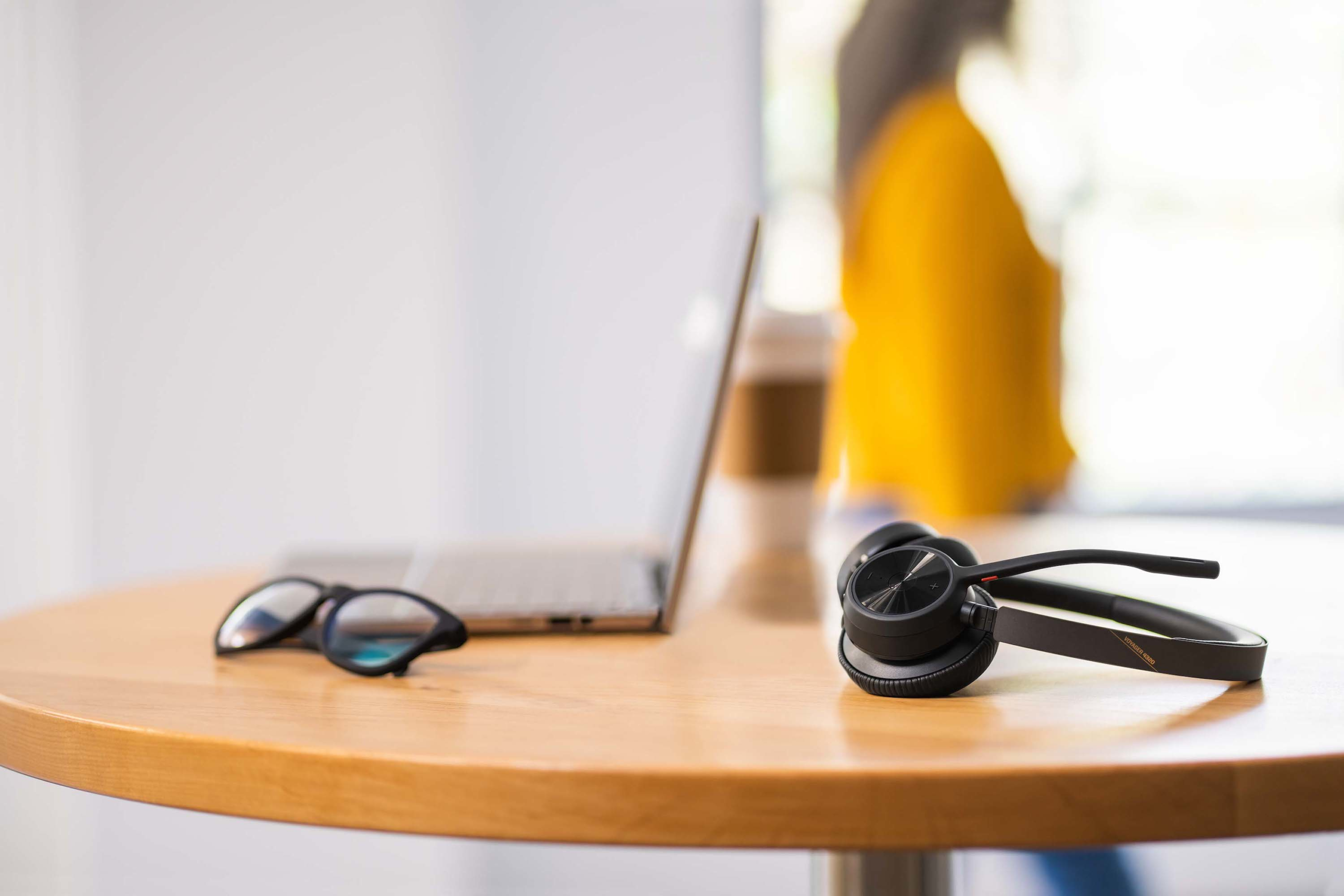 Flexibles Arbeiten auf Profiniveau: Die neuen Bluetooth-Headsets der Voyager 4300 UC-Serie von Poly