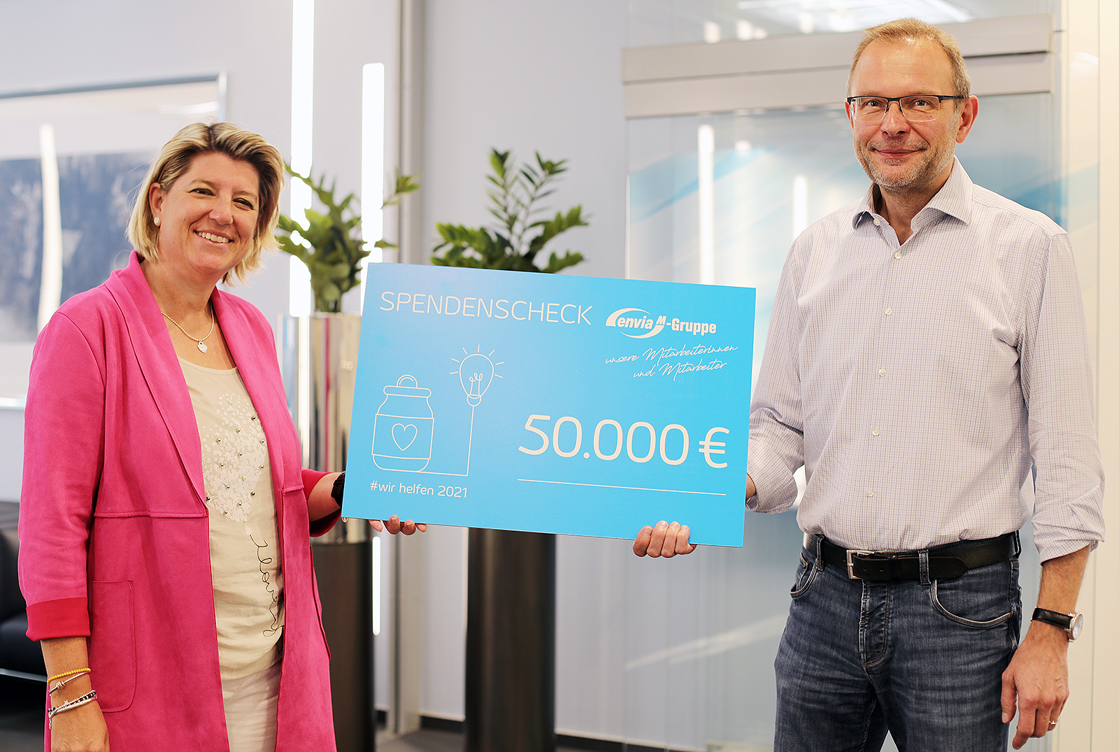 enviaM-Gruppe und Mitarbeiter spenden 50.000 Euro an Deutsches Rotes Kreuz und Stiftung Technisches Hilfswerk