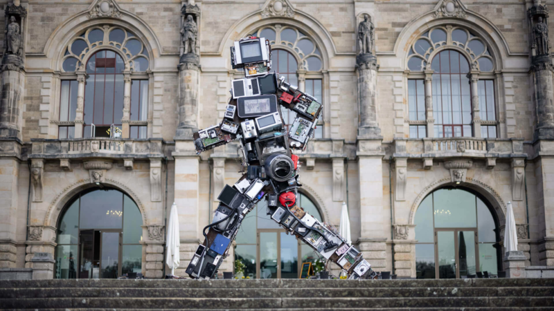 Der „Wertgigant“: Ein Kunstwerk aus Elektroschrott sorgt für Aufmerksamkeit