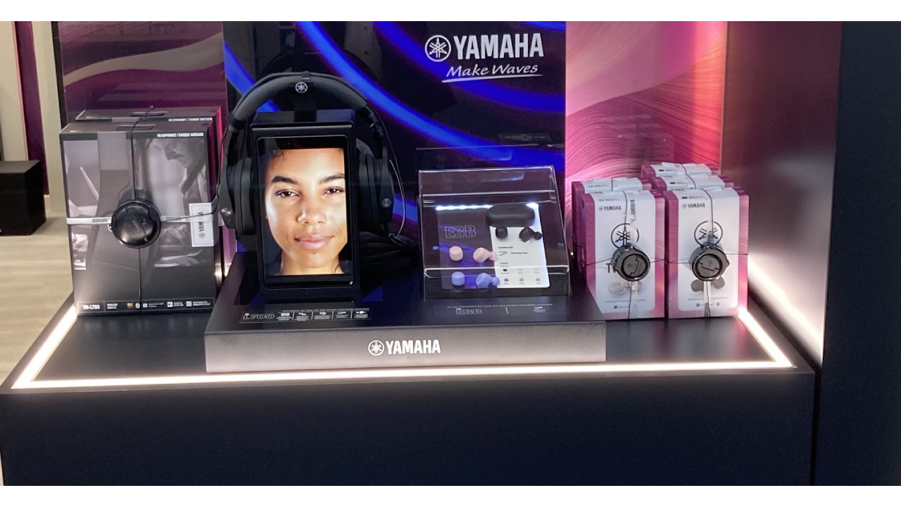 Yamaha zeigt das aktuelle Kopfhörer Line-up auf besondere Art: innovative PoS-Displays für den stationären Handel