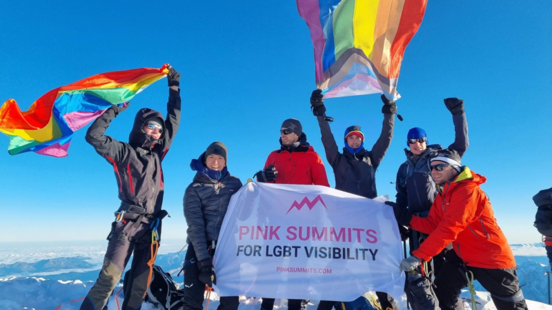 Bergsteiger hissten Regenbogenfahnen auf Mont Blanc