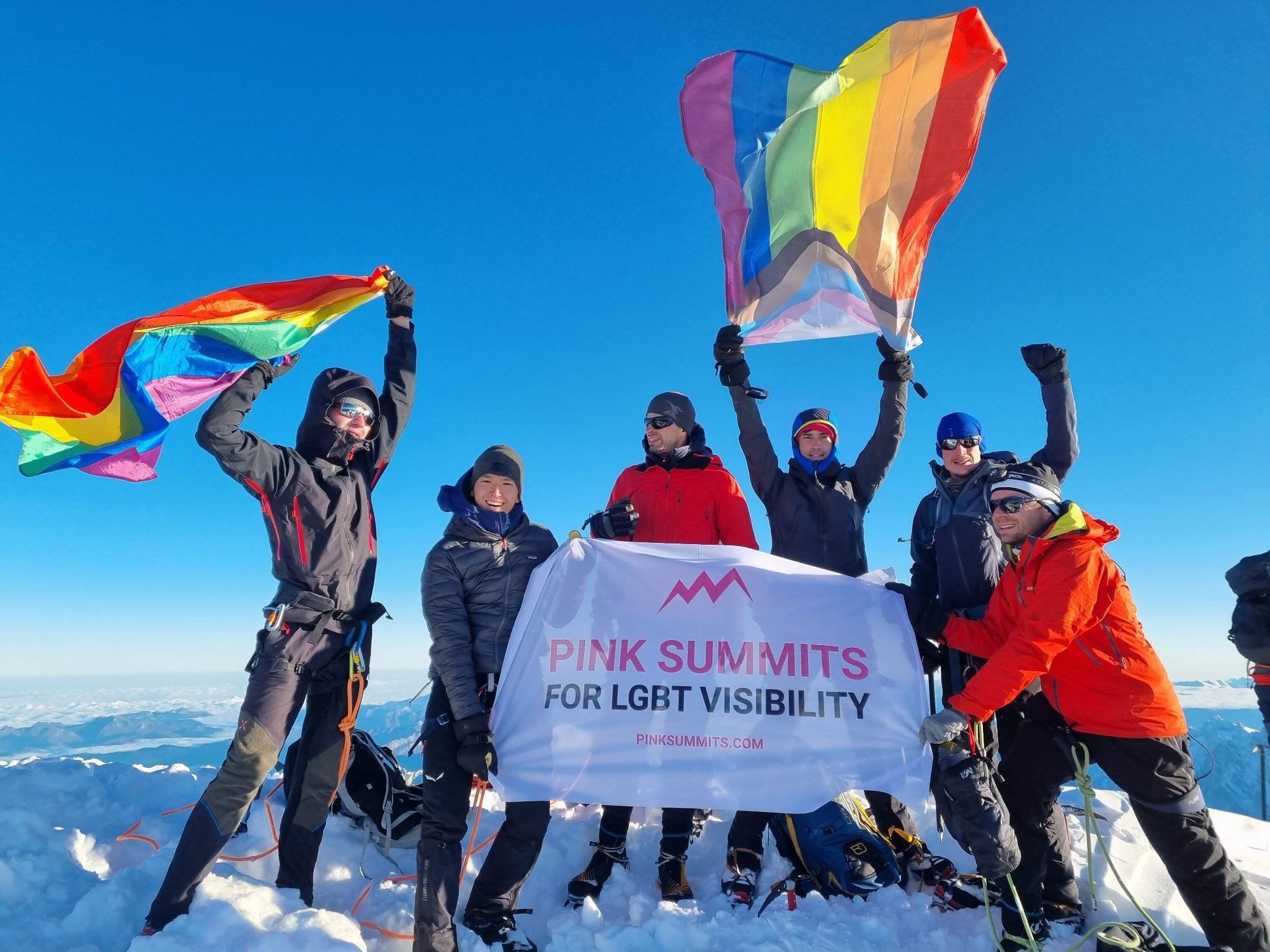 Bergsteiger hissten Regenbogenfahnen auf Mont Blanc