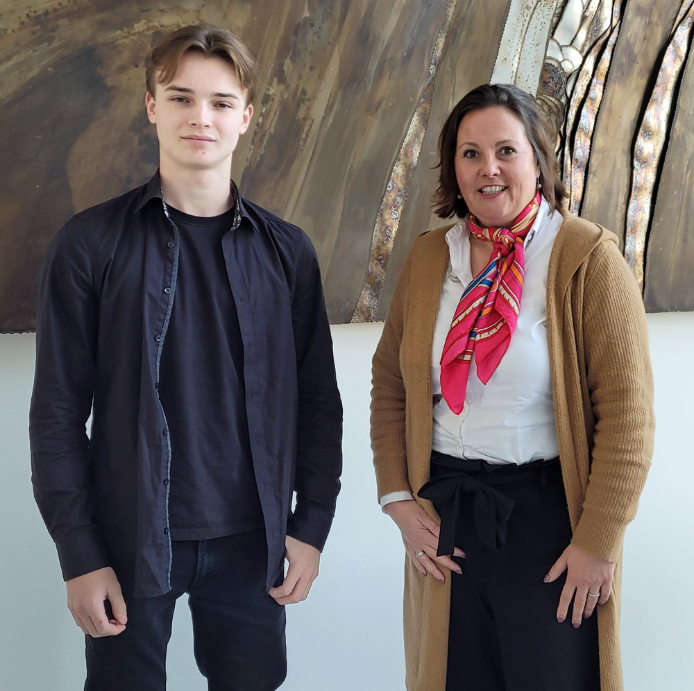 abresa setzt auf duales Studium und wird Praxispartner der IU Frankfurt