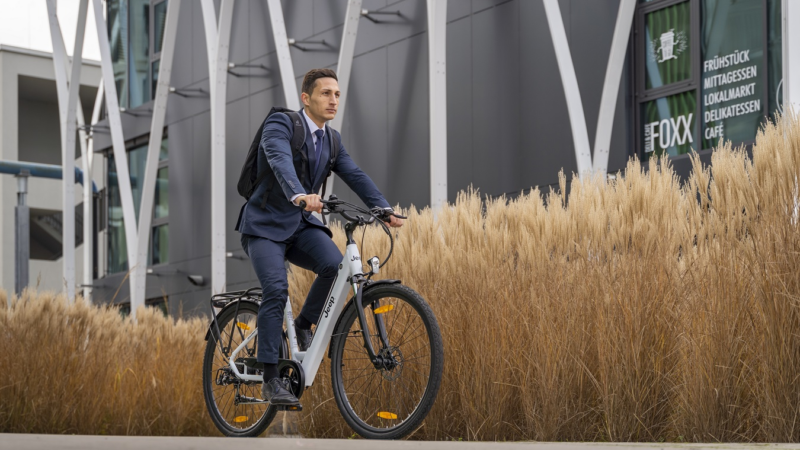 Für Herbst-Touren und Business Look geeignet – das neue Jeep Trekking E-Bike mit tiefem Einstieg