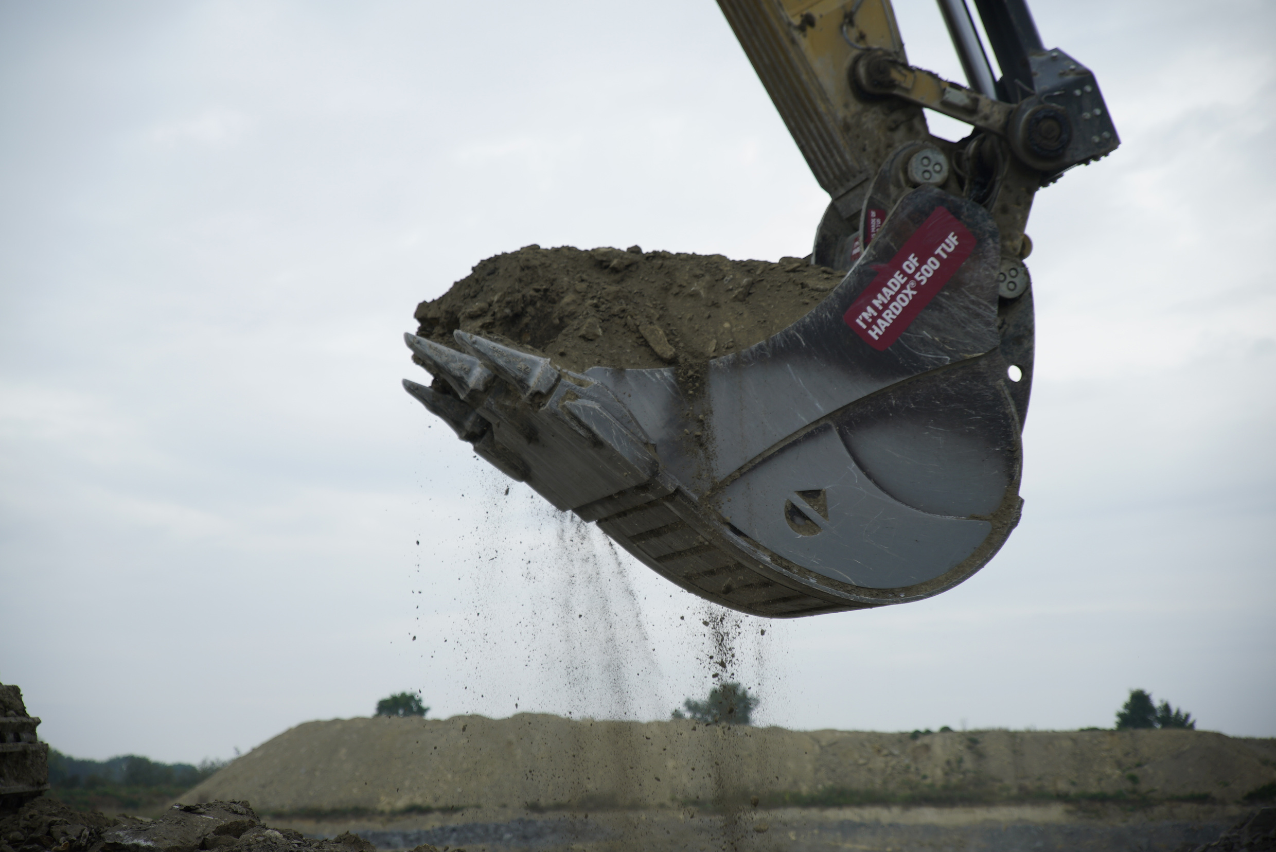 Resch-Ka-Tec – Bei Anbaugeräten für Erdbaumaschinen verlängert Hardox® 500 Tuf Verschleißblech die Standzeit