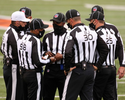 Lernen Sie die Zeichen und die einzelnen Positionen der American Football Schiedsrichter