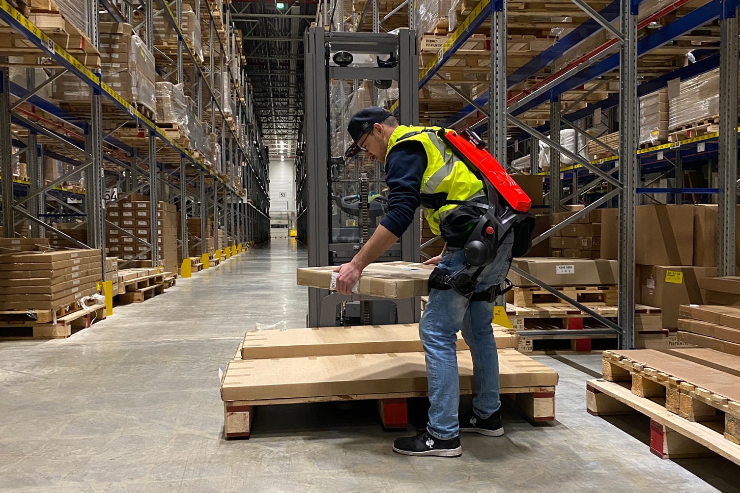 Hermes Fulfilment setzt im Logistikzentrum Ansbach erste Exoskelette ein