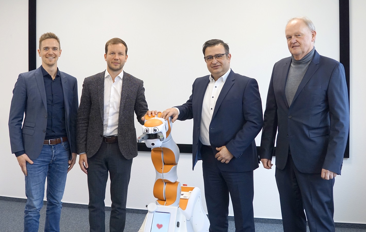 F&P Robotics und Ostertag DeTeWe besiegeln Partnerschaft