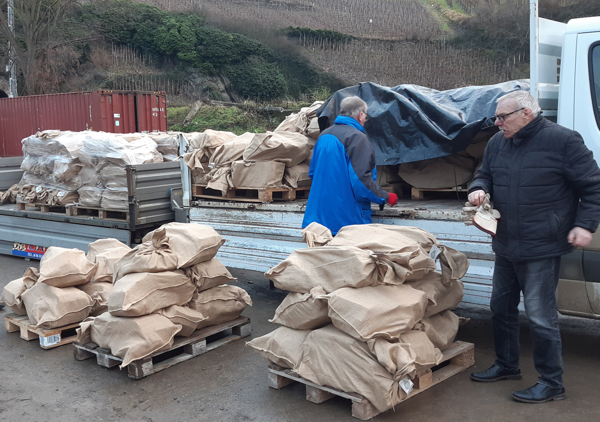 Gemeinsame Spendenaktion: HKI und Brennholzverband spenden Ofenholz für das Ahrtal