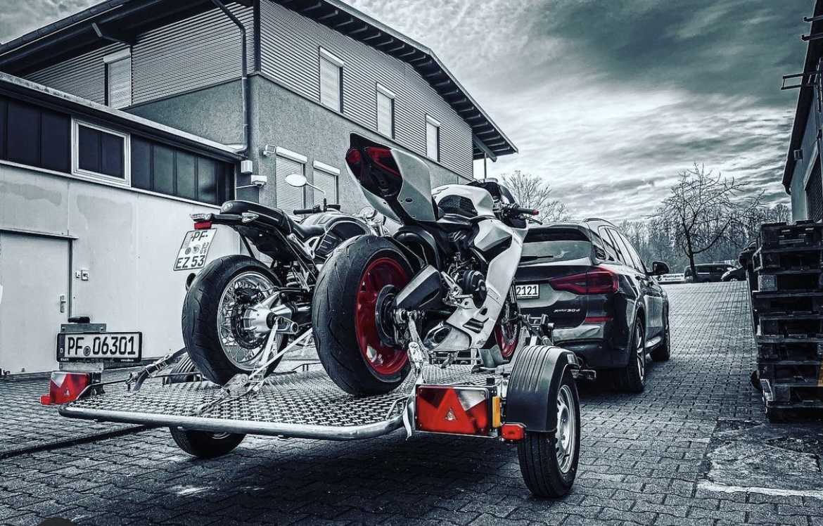 Die neuen Motorrad-Anhänger: Aufklappen. Absenken. Anhängen