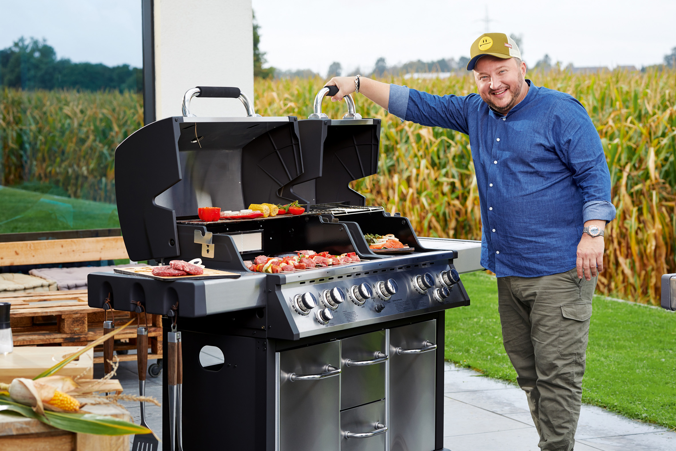 Einer für alle: Zwei Edelstahlhauben für doppelten Grillgenuss