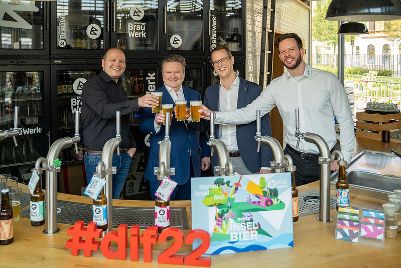 39. Donauinselfest dif22 Bürgermeister Dr. Michael Ludwig stellt 7. Inselbier aus dem Hause Ottakringer vor