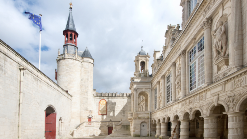Moderne Türtechnik fürs älteste Rathaus Frankreichs: Barrierefreiheit und Denkmalschutz harmonisch im Einklang