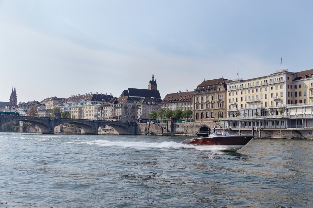 Erleben statt fahren – Grand Hotel Les Trois Rois bietet ab sofort exklusive Touren mit einzigartigem Pedrazzini-Boot