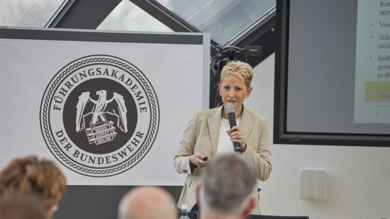 “Wir brauchen mehr Dialog zwischen Wirtschaft, Bundeswehr und Politik”