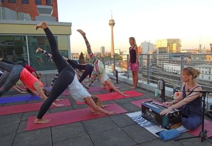 Courtyard by Marriott Düsseldorf Hafen: Mit Rooftop Yoga entspannt der Sonne entgegen