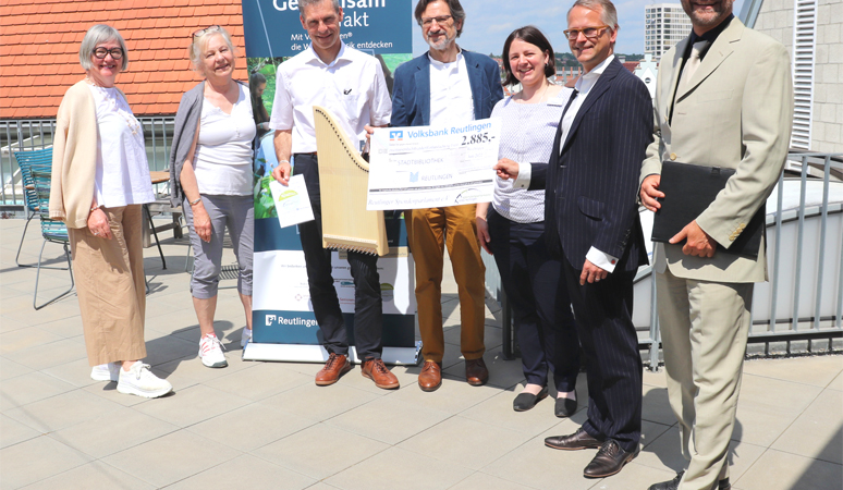Spendenparlament Reutlingen uebergibt 2885 Euro Spende an Freunde der Stadtbibliothek Reutlingen