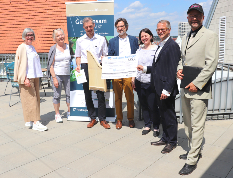 Spendenparlament Reutlingen uebergibt 2885 Euro Spende an Freunde der Stadtbibliothek Reutlingen