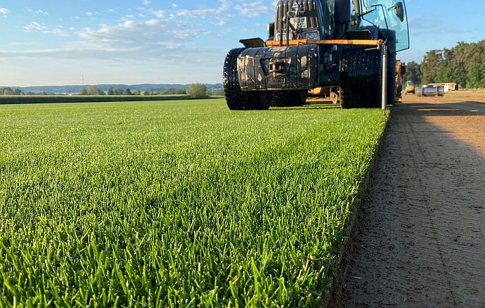 Logistische Meisterleistung für 8000m² Fußballrasen