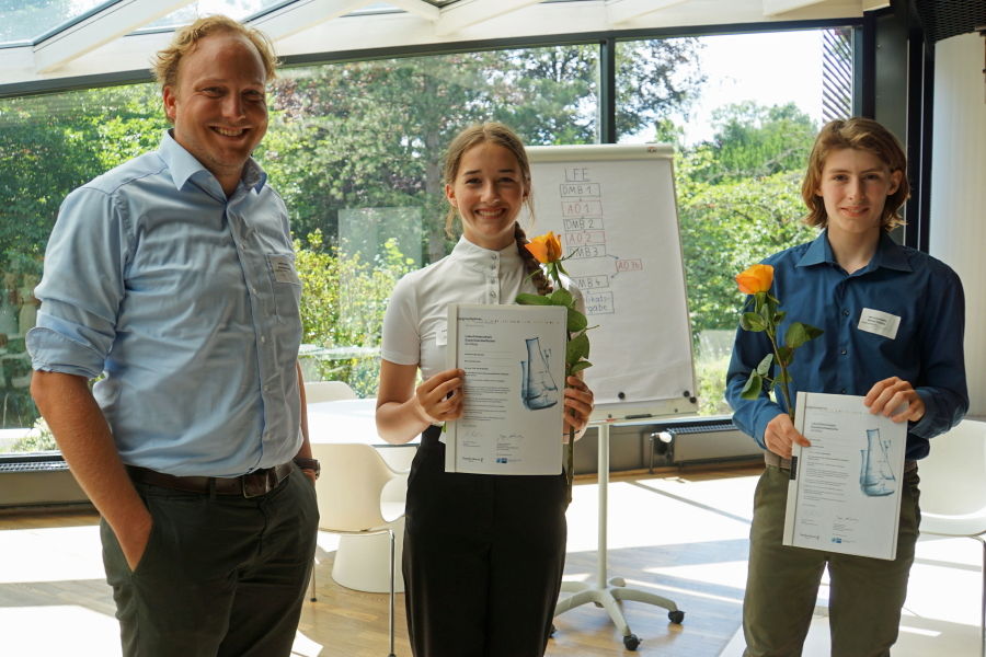 Felix Kuhne übergibt Zertifikate „Laborführerschein“