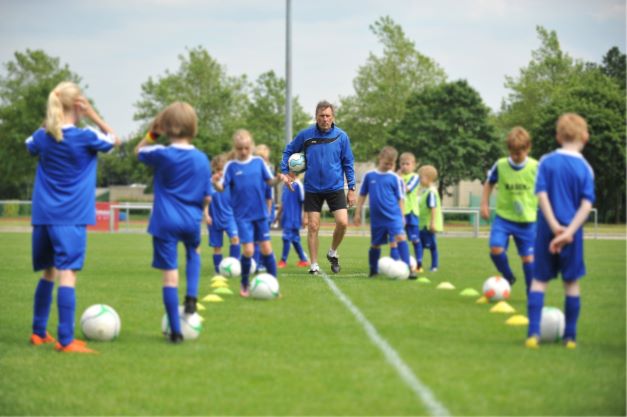 Weissenhäuser Strand: Start für zwei Monate Fußballschule mit Nationalspieler Manni Kaltz