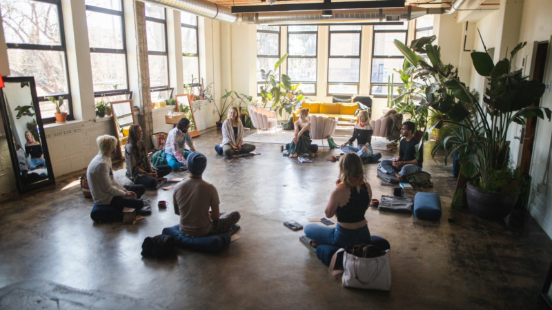Als Yogalehrer*in Menschen zu mehr Gesundheit verhelfen