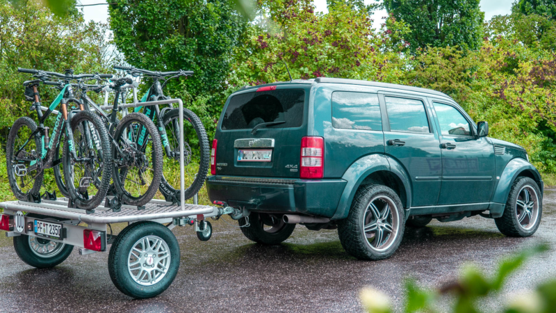 Schluss mit dem schweißtreibenden Montieren von schweren E-Bikes auf Fahrraddachträger, Heckklappenfahrradträger oder Anhängerkupplungsträger