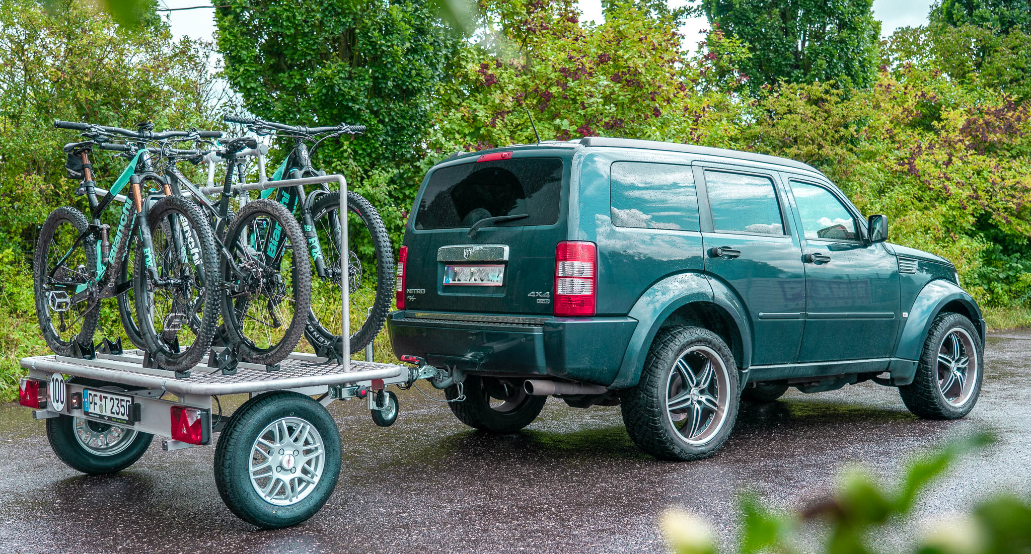 Schluss mit dem schweißtreibenden Montieren von schweren E-Bikes auf Fahrraddachträger, Heckklappenfahrradträger oder Anhängerkupplungsträger